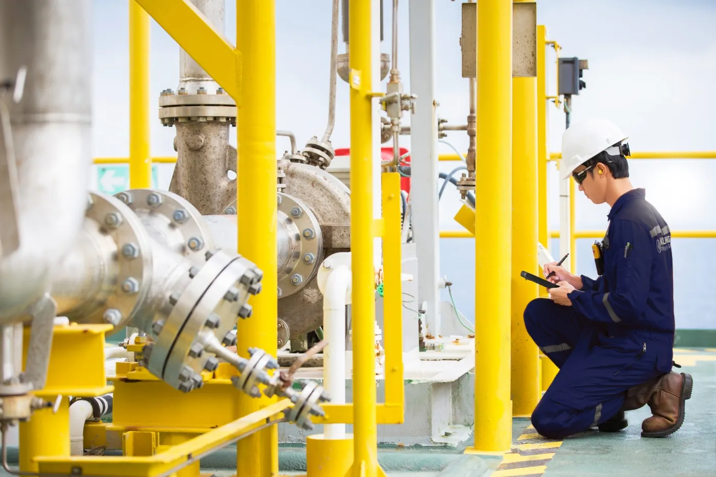 stock image of KLINGER field employee conducting analysis on controlled bolting - hero image