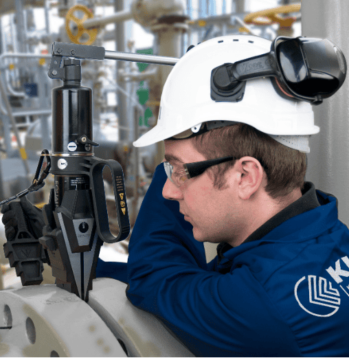 klinger uk employee performing flange spreading on flange