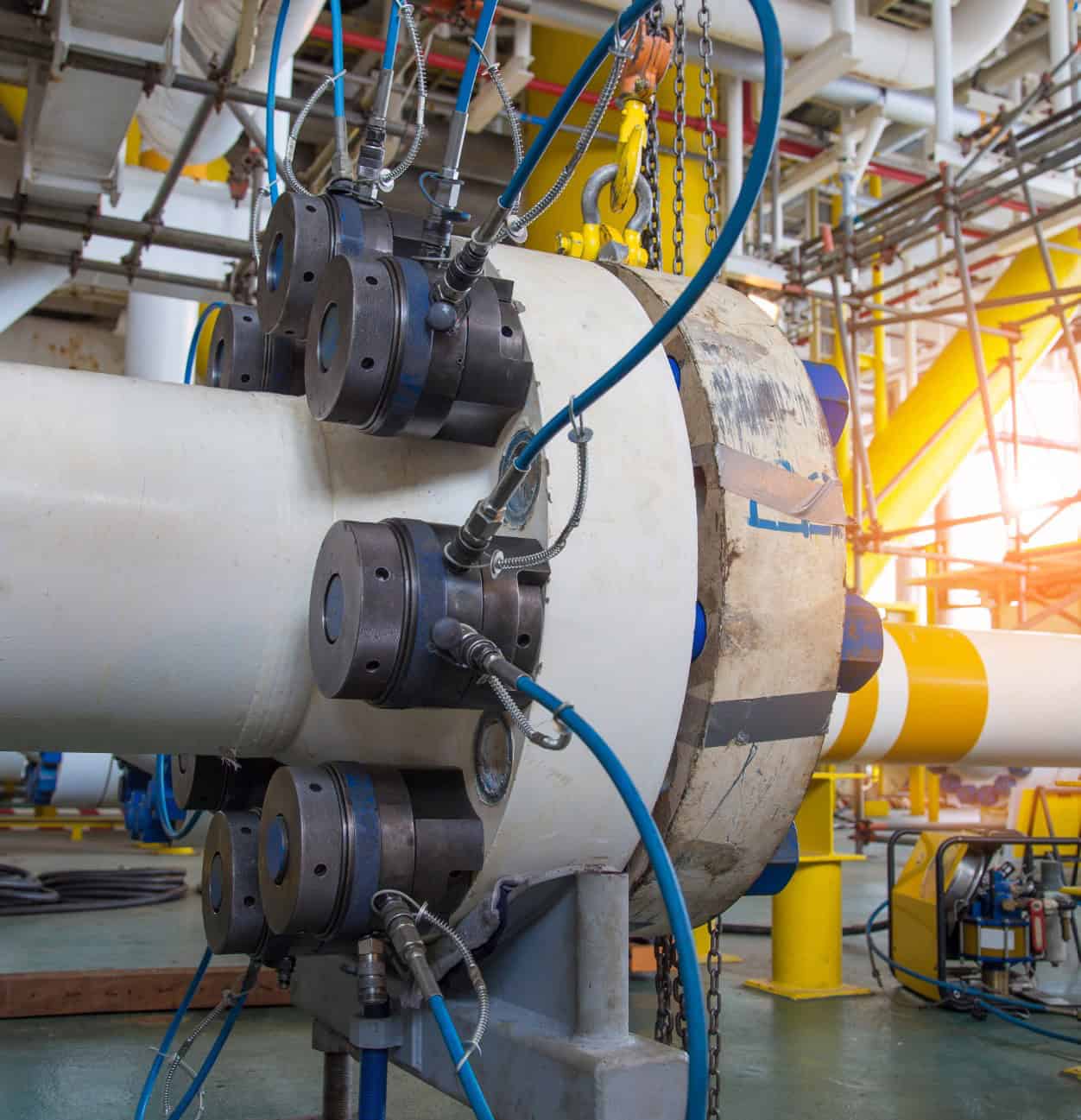 klinger uk hydraulic bolt tensioning being performed on flange