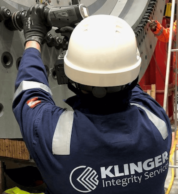 klinger uk employee performing hydraulic torquing on flange