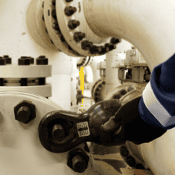 klinger uk nut splitter demonstrated on flange